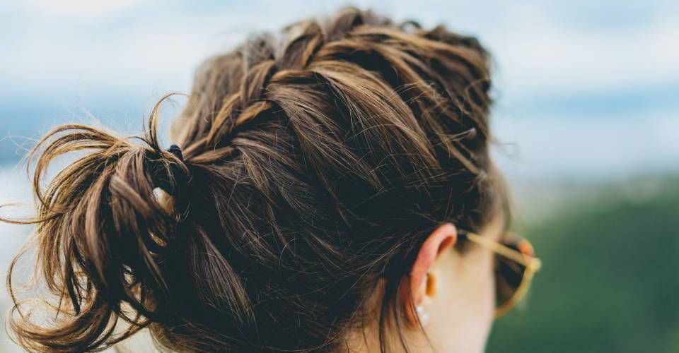 10 + 1 consigli su come domare i capelli ribelli ed elettrizzanti