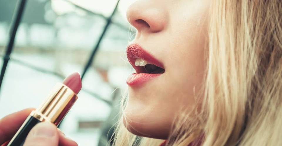 Come scegliere la giusta tonalità di rossetto